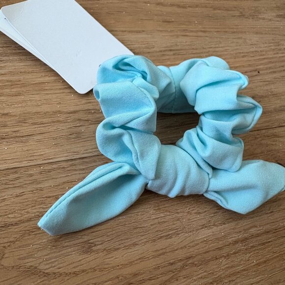 Lululemon Athletic Uplifting Scrunchie Bow Blue Glow NWT Unisex One Size - Picture 2 of 4